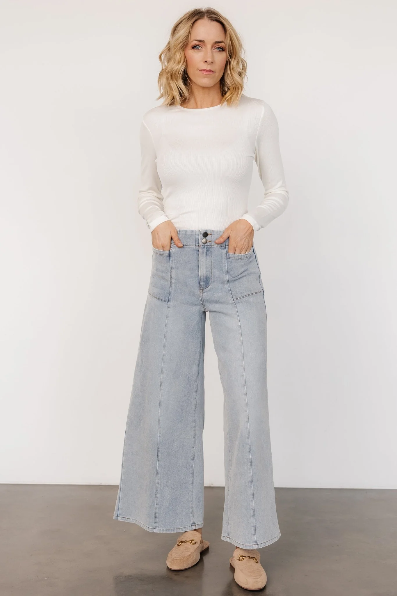 Emmi Mid Rise Wide Leg Jeans | Light Wash - Vlounger