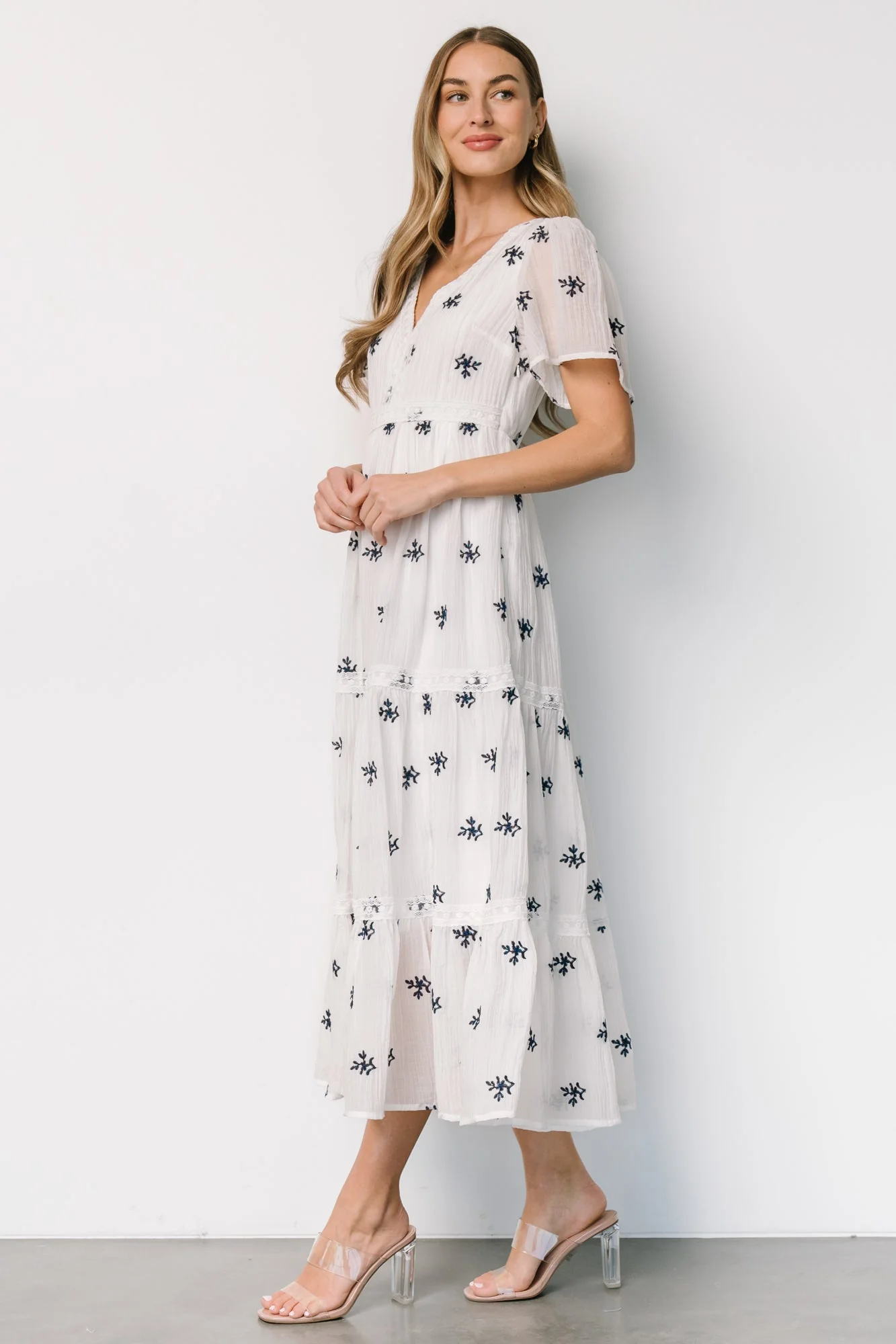Jesenia Embroidered Dress | Off White + Navy - Vlounger