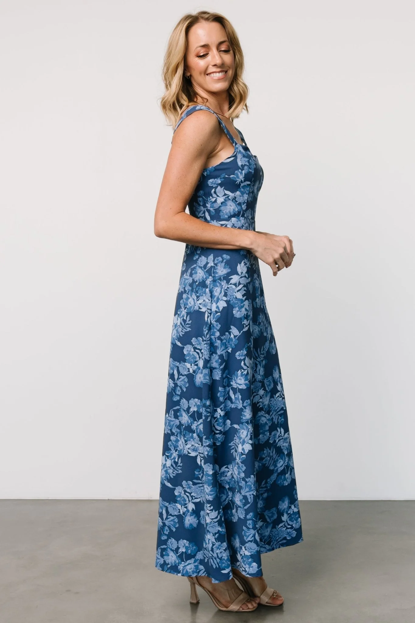 Mandy Maxi Dress | Blue Floral - Vlounger