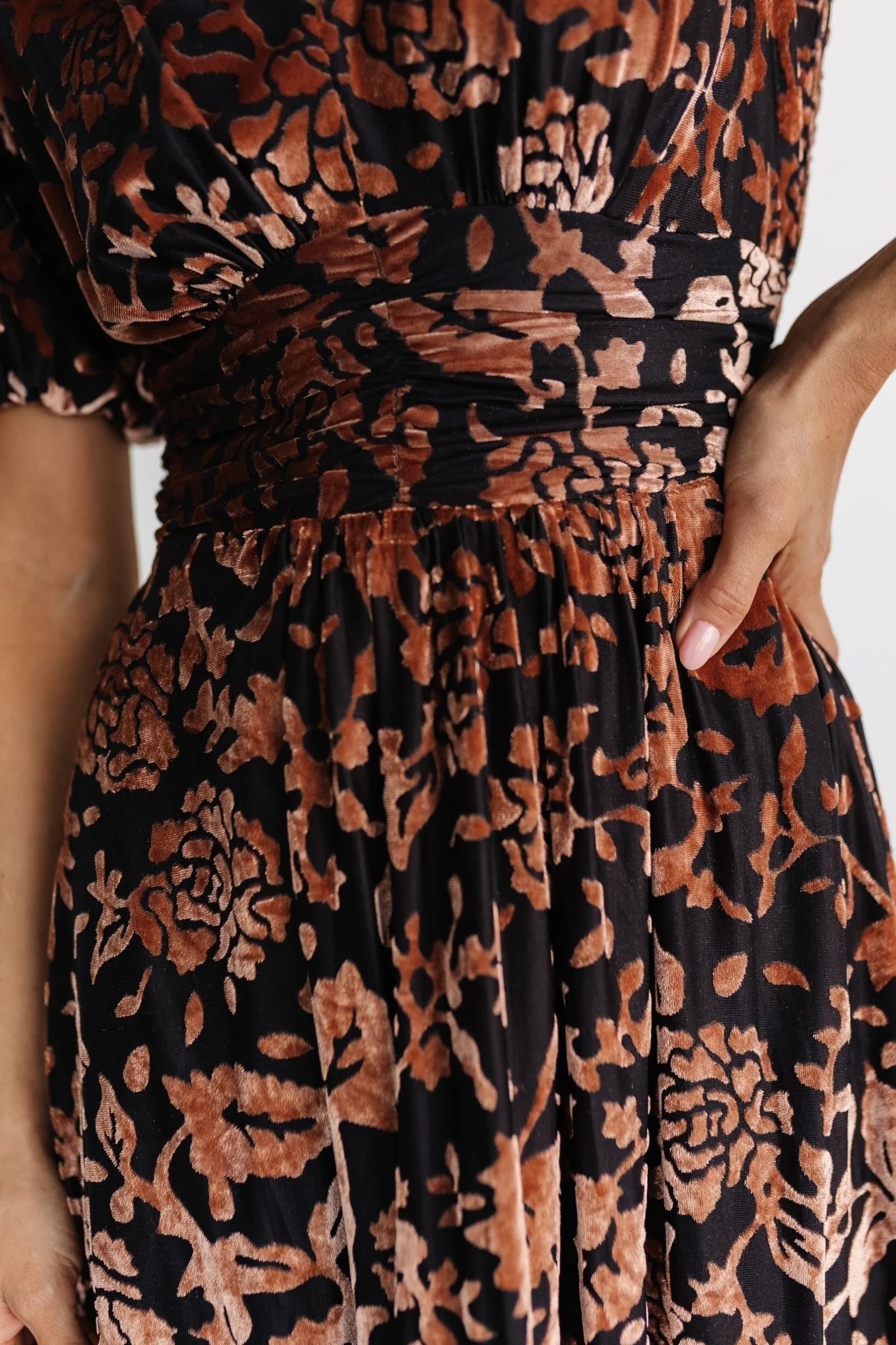 Leslie Velvet Maxi Dress | Black + Bronze - Vlounger