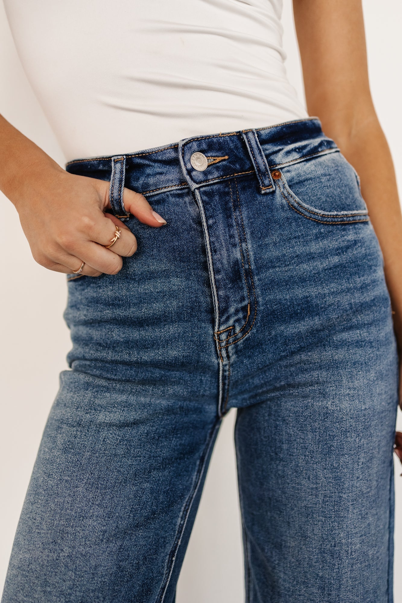 Kirby High Rise Wide Leg Jeans | Medium Wash - Vlounger